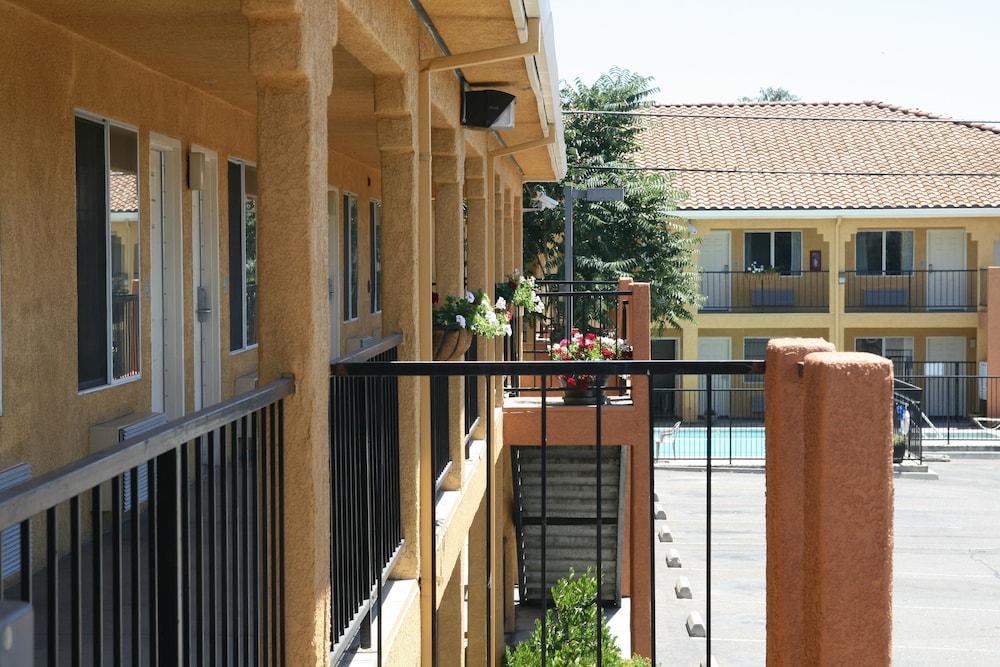 Econo Lodge Inn & Suites Lodi - Wine Country Area Exterior foto